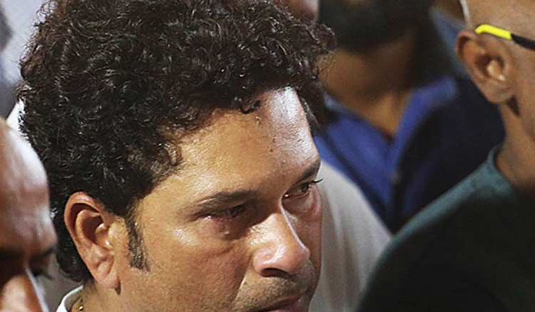 Sachin Tendulkar in tears as he bids farewell for the last time to his coach Ramakant Achrekar