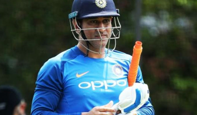 Mahendra Singh Dhoni creates history