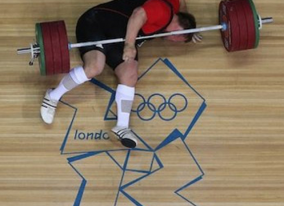 German weightlifter drops 432-pound barbell on his head, walks away
