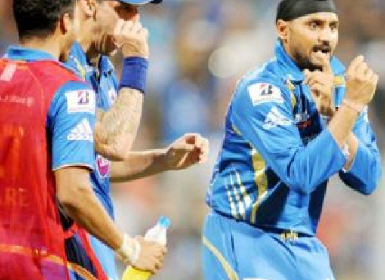 Bhajji's 'Bangnam Style' and Tendulkar's injury showered the social networking sites with comments