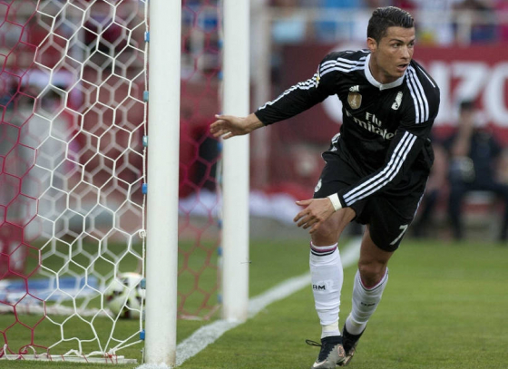 Ronaldo hat-trick keeps title race alive