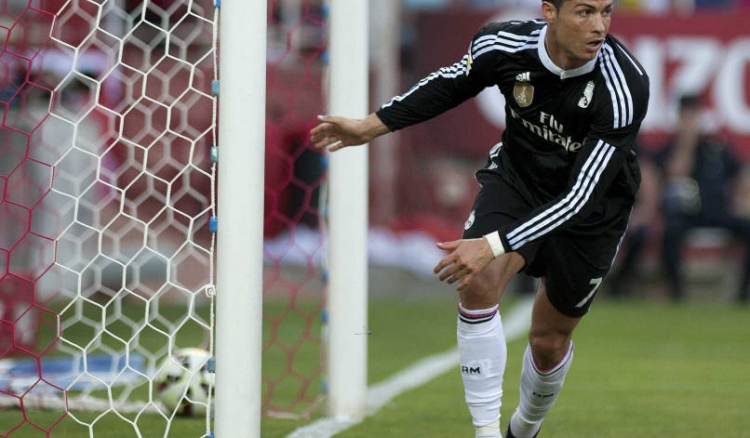 Ronaldo hat-trick keeps title race alive