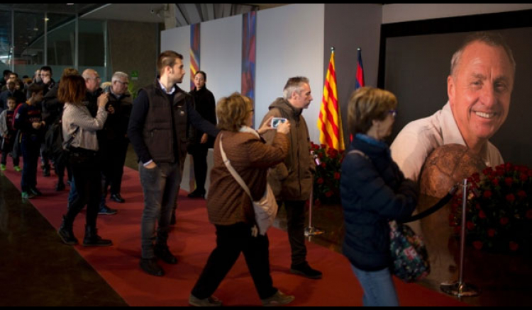 Thousands visit Cruyff memorial in Barcelona