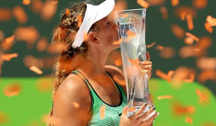 Azarenka lifts Miami Open crown